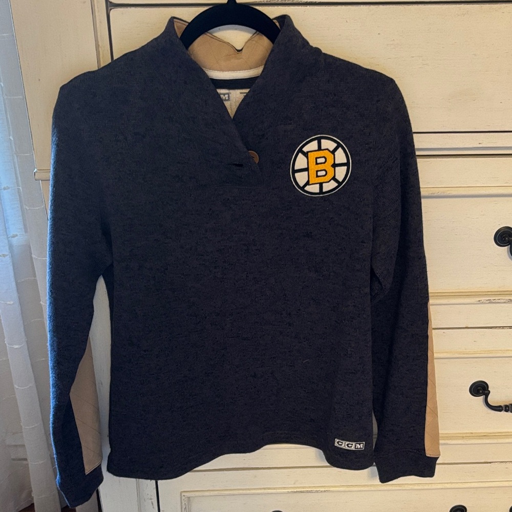 Official women’s Boston Bruins sweater. Never worn very comfortable and warm.